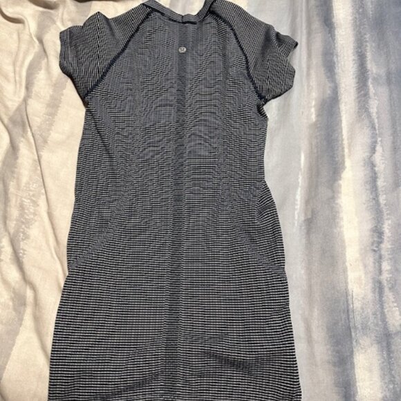 Lululemon size 4 run swiftly t shirt - Picture 1 of 3